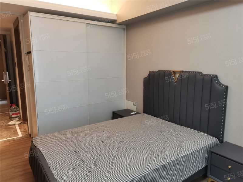 合景峰汇十二期，酒店式统装平层公寓，近4号8号轻轨，环境好。